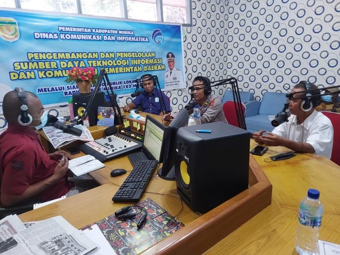 kasat binmas polres mimika ajak masyarakat vaksin melalui radio publik mimika 13484
