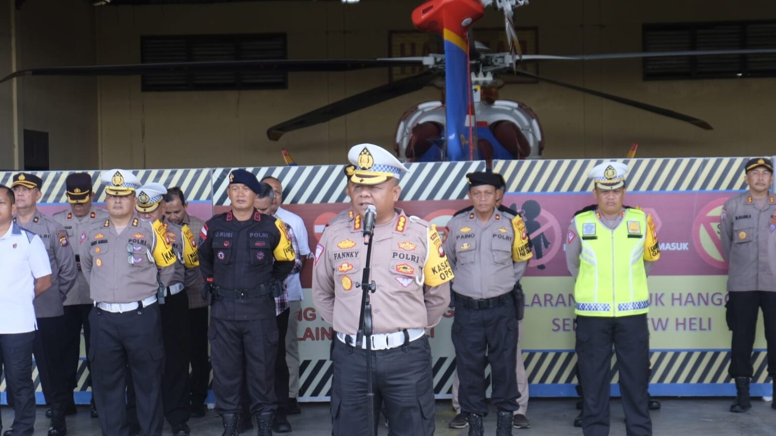 kasatgas kamseltibcar beri apresiasi atas kinerja personel satgas omb polda kalbar di tahun 2023 68398