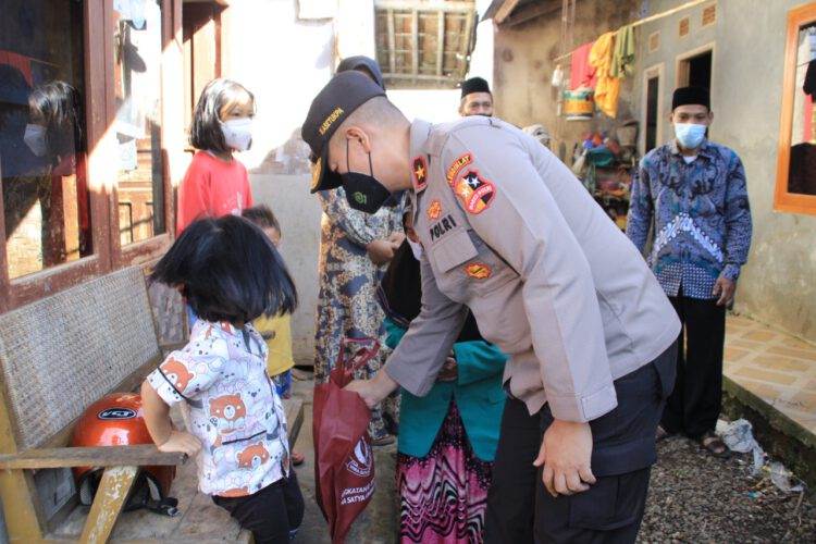 kasetukpa lemdiklat polri bagikan 1000 paket sembako di sukabumi 37122