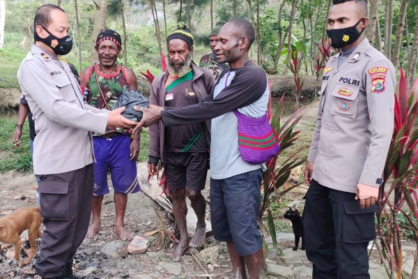 kasuari programme of the noken community development unit of tolikara build a harmony between indonesia national police and farming group of kendemaya village 42982