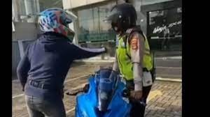 kasus motor keluar dealer ditilang hati hati kekuatan media sosial 47871