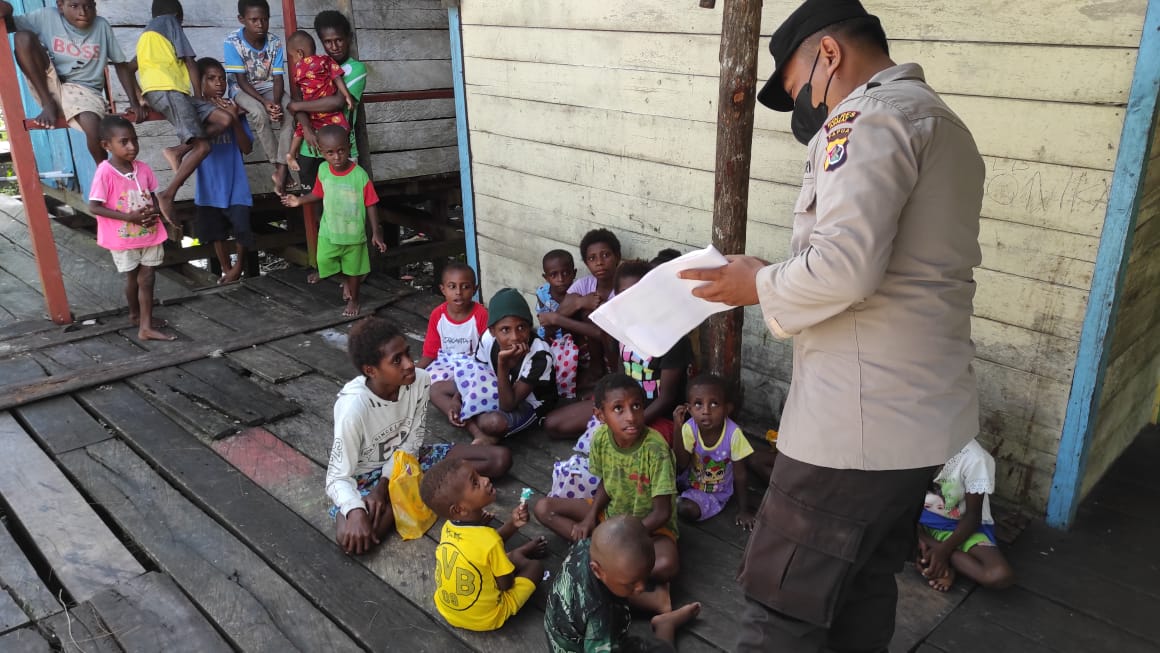 kedekatan binmas noken dan anak anak suku asmat dalam program si ipar 13455