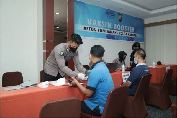 kegiatan pelaksanaan vaksniasi oleh biddokes polda kalbar untuk mencegah penyebaran covid 19 23380