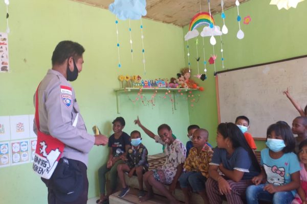 kegiatan si ipar dari binmas noken dekatkan polisi dengan anak paud koya timur 13474