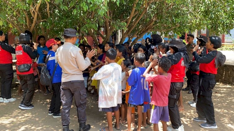 kegiatan trauma healing oleh polda ntt di tengah pengungsian erupsi gunung lewotobi 80771