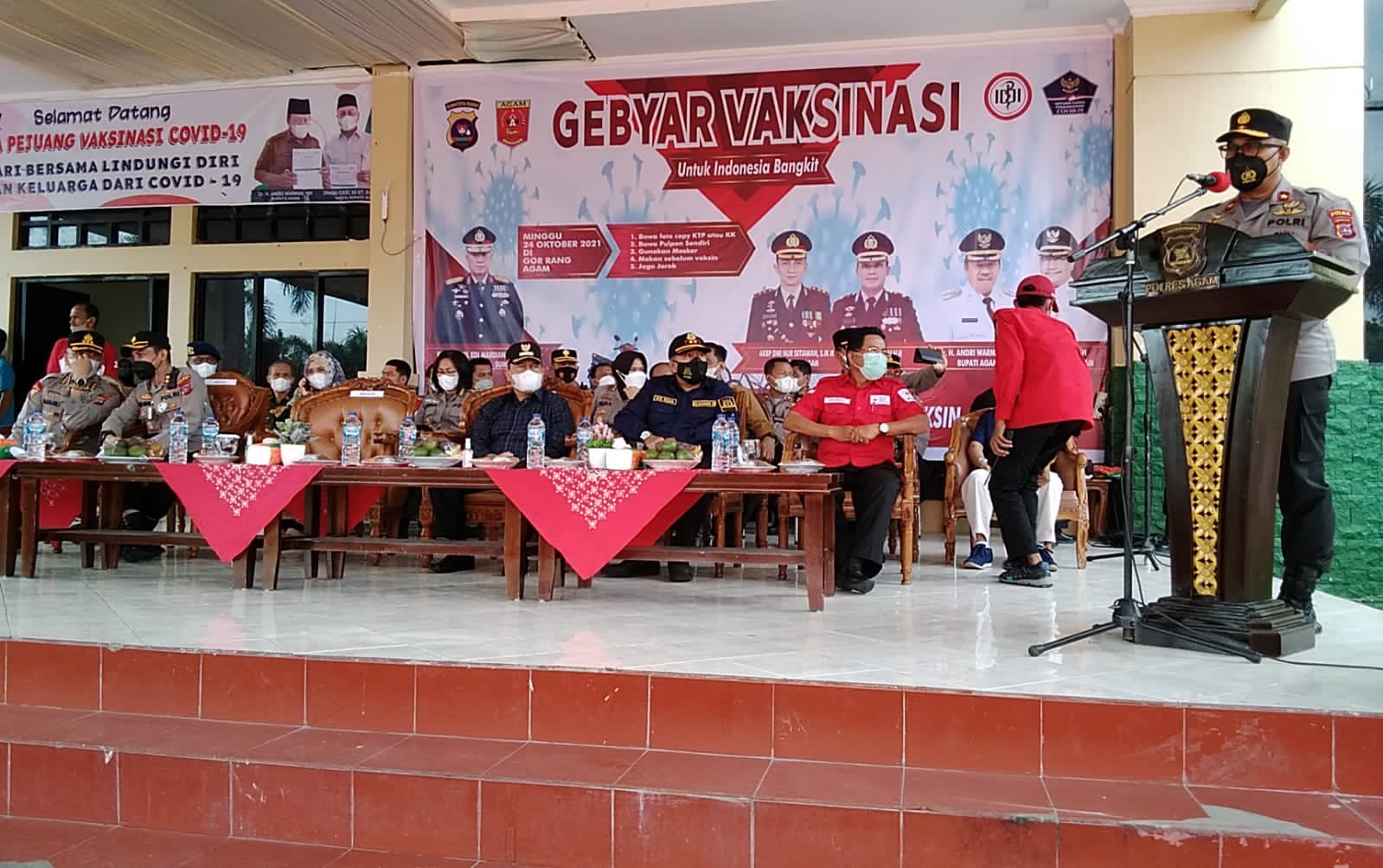 kejar herd imunity wakapolda sumbar tinjau gebyar vaksinasi di gor rang agam lubuk basung 34431