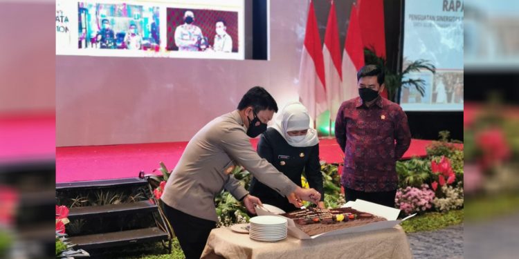 kejutan gubernur jatim kepada kapolda jatim di hari bhayangkara ke 76 48003
