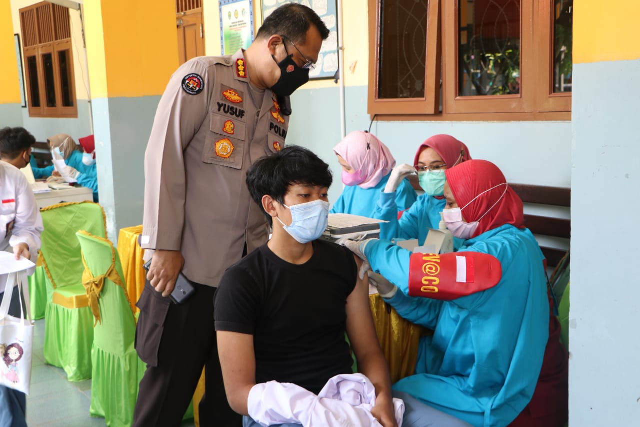 kembali gelar gerai vaksinasi presisi kepada pelajar di sman 1 balikpapan polda kaltim wujudkan herd immunity 27043
