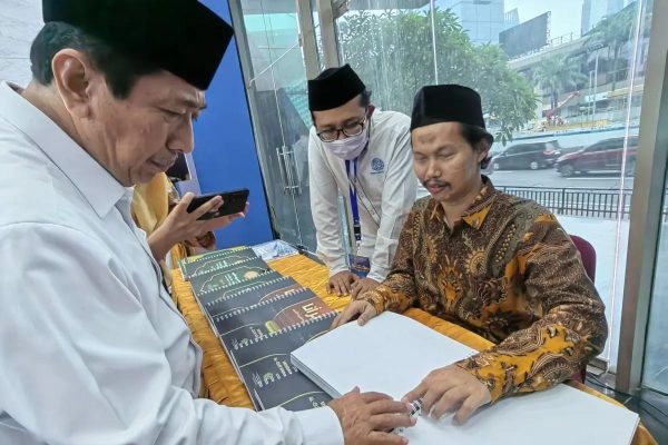kemenag luncurkan buku panduan membaca al quran braille untuk disabilitas netra 72090