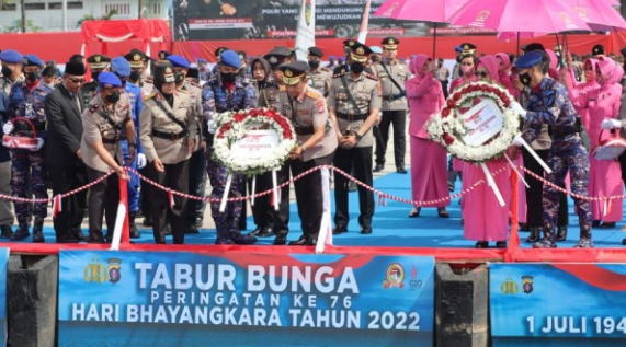 kenang jasa pahlawan dalam rangkaian peringatan hari bhayangkara ke 76 polda kalteng gelar upacara tabur bunga 47857
