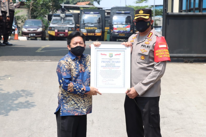 kerja keras tekan pandemi covid 19 polres jakarta pusat dan kodim 0501 raih penghargaan presisi award dari lemkapi 9374