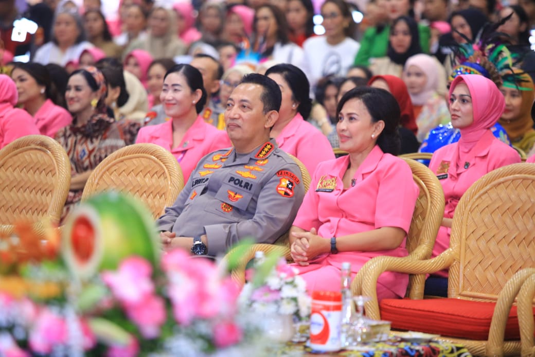 ketum bhayangkari juliati listyo sigit ajak istri panglima tni evi agus subiyanto keliling stan umkm bhayangkari di jcc 76918