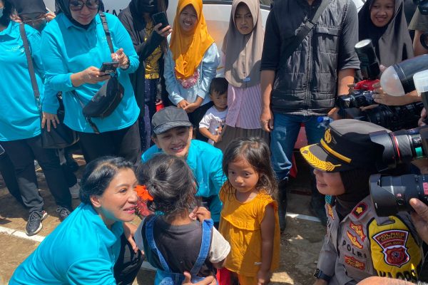 ketum persit dan bhayangkari tinjau posko korban gempa cianjur 51972