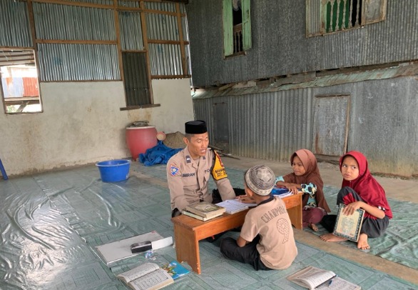 kisah inspiratif aipda imran mengajar mengaji di sela bertugas 81978