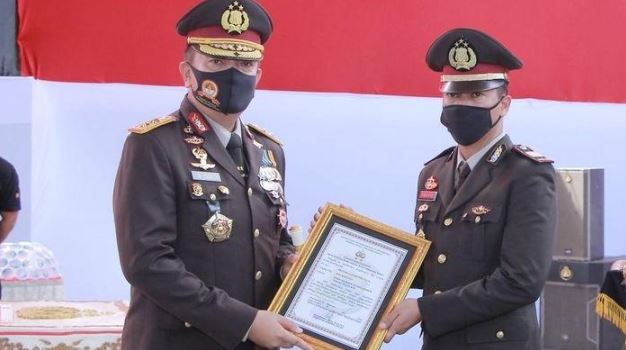 kisah perwira polisi di ntb tolak laporan anak yang pidanakan orangtuanya apresiasi dan hadiah beasiswa s2 11201
