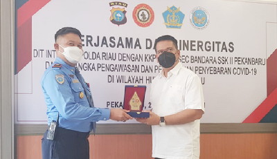 kkp dan avsec bandara ssk ii pekanbaru serahkan penghargaan kemenkes pada dit intelkam polda riau 27350