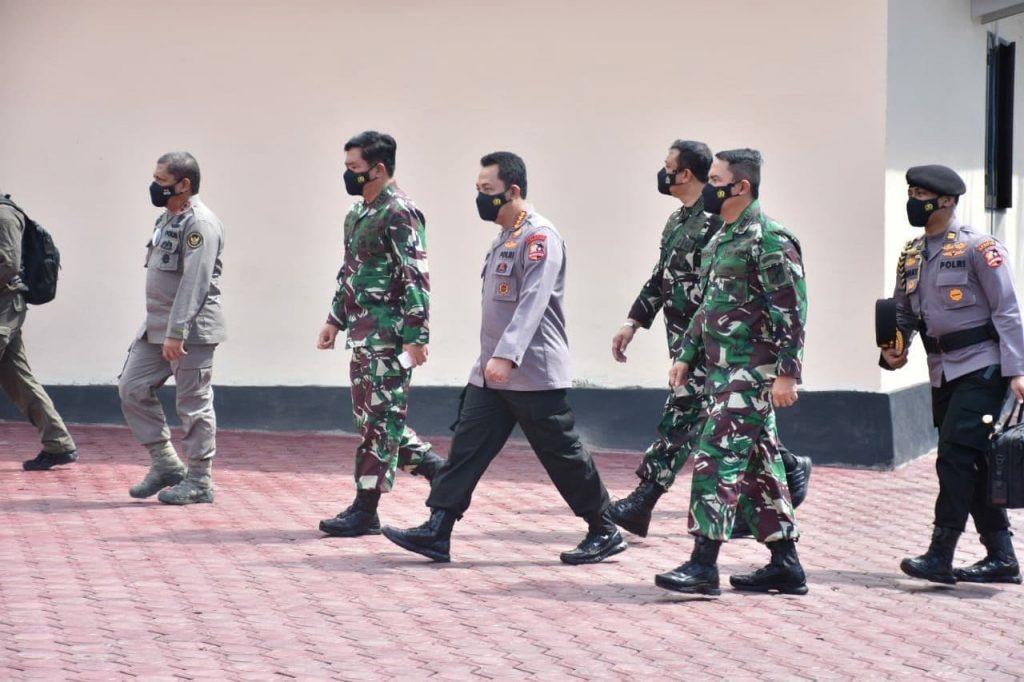 kobarkan sinergi menjaga negeri kapolri dan panglima tni kunjungi personel gabungan satgas madago raya di sulteng 28652