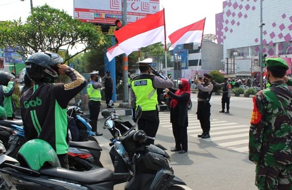 kompak pengendara di depok berhenti berdiri tegap peringati detik detik kemerdekaan ri bersama tni polri 34935
