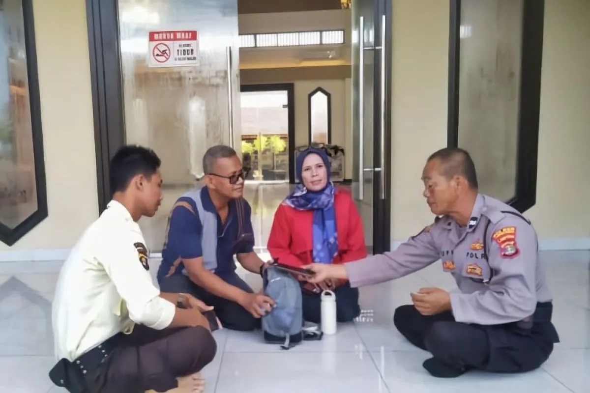 kompolnas apresiasi aiptu supriyanto yang kembalikan tas berisi uang rp100 juta ke pemiliknya 72762