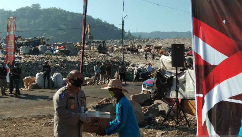 korlantas polri bagikan 501 paket sembako ke warga di tpst piyungan 19480