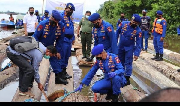 korpolairud baharkam polri berhasil amankan ratusan batang kayu hasil ilegal logging di kutai kartanegara 23009