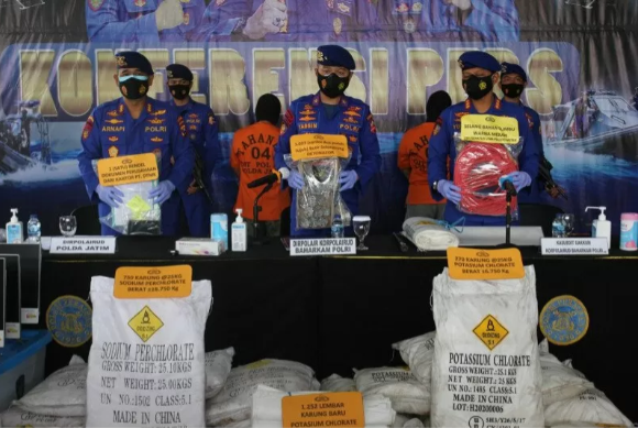 korpolairud baharkam polri bersama ditpolairud polda jatim amankan 25 ton bom ikan jenis pottasium chlorate 33261