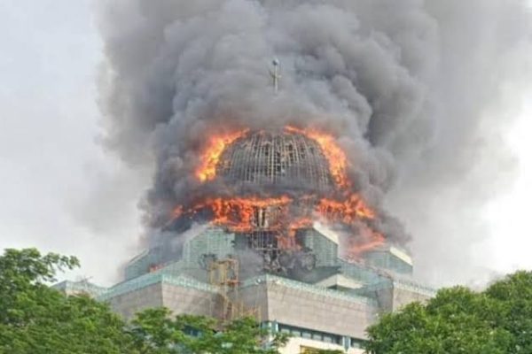 kubah masjid islamic center terbakar polisi periksa empat orang saksi 50755