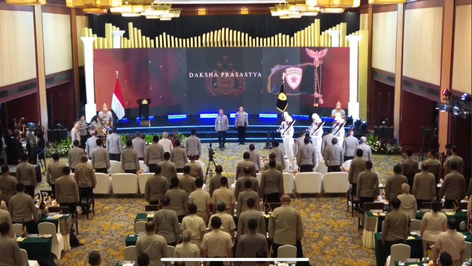 kukuhkan pataka daksha prasastya komitmen ssdm polri cetak sdm unggul wujudkan indonesia emas 2045 79955