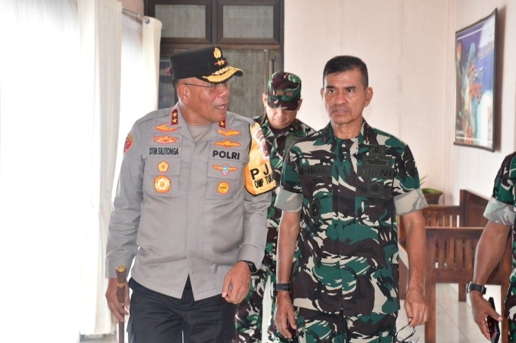 kunjungan kerja ke ntt kapolda ntt sambut kedatangan pangdam ix udayana di kupang 81494