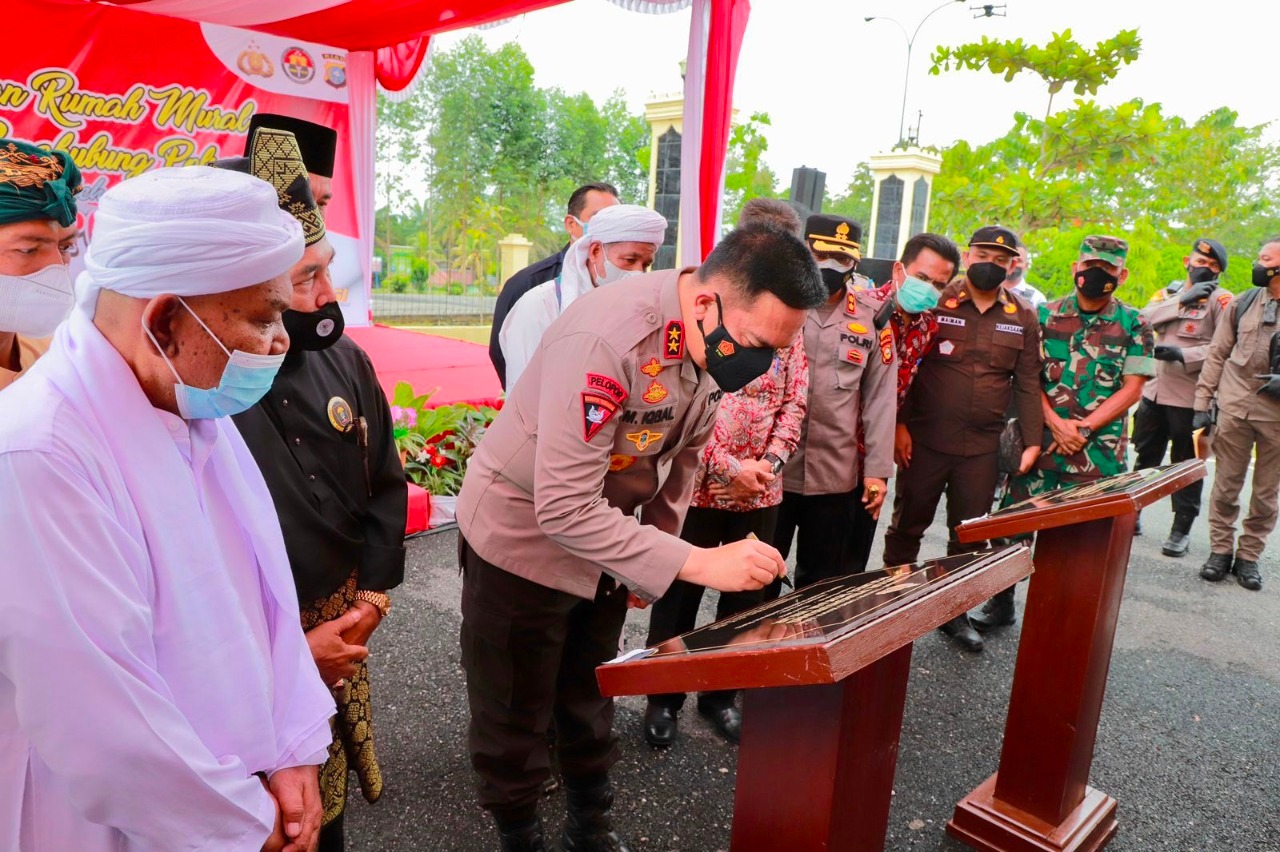 kunjungan kerja ke rohil kapolda riau resmikan rumah mural dan rumah penghubung polres rohil 7658