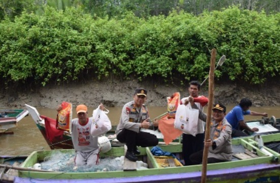kunjungi desa batu betumpang kapolda kep babel bagikan 100 paket sembako ke nelayan 49761