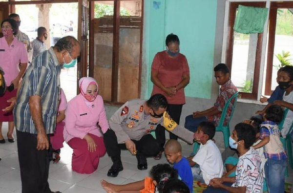 kunjungi flores timur kapolda ntt bagikan paket sembako dan santunan kepada panti asuhan adimister duli onan 32532