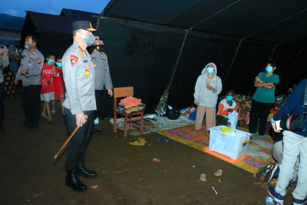 kunjungi pasbar kapolda sumbar tinjau posko pengungsian warga korban gempa 21116