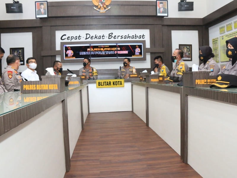 kunjungi polres blitar kota kapolda jatim berikan arahan terkait pencegahan covid 19 dan larangan mudik 13112