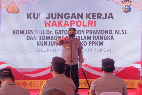 kunjungi posko ppkm umban sari wakapolri komjen gatot ajak warga patuh prokes 26746