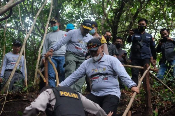 kunjungi sukamara kapolda kalteng resmikan air terjun bhayangkara 11610
