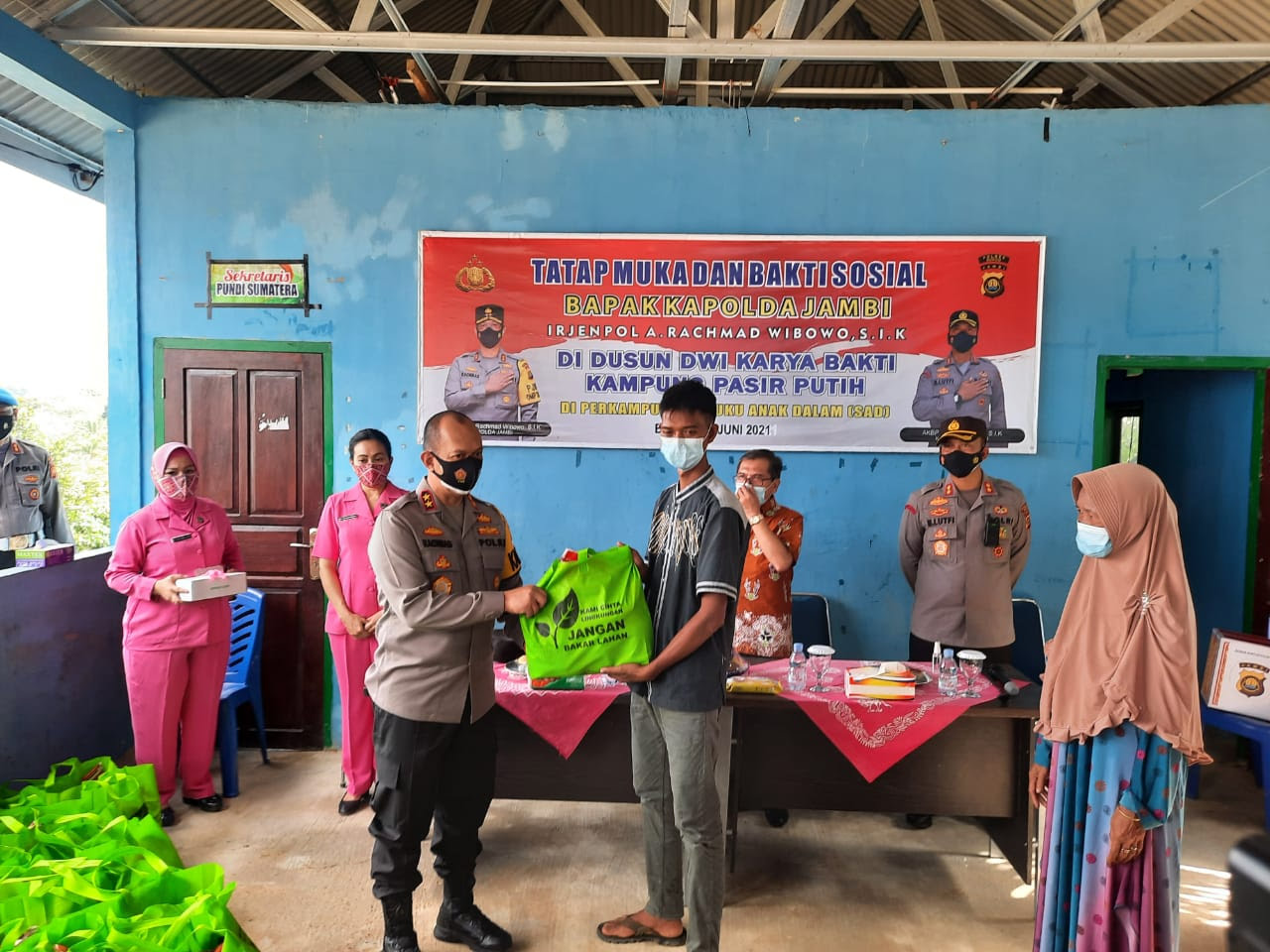 kunjungi suku anak dalam kapolda jambi beri bantuan sosial 28959
