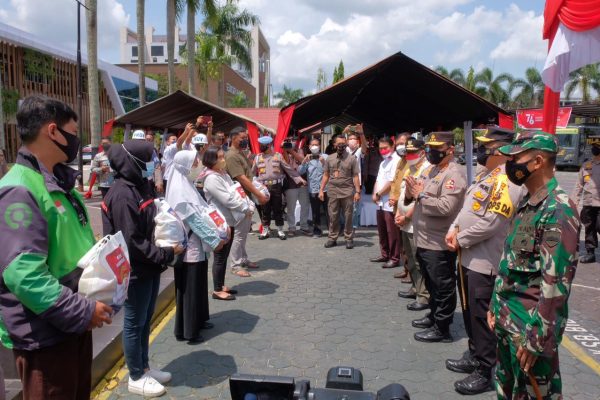 kunjungi vaksin center wakapolri tinjau vaksinasi dan berikan bantuan masyarakat 26745