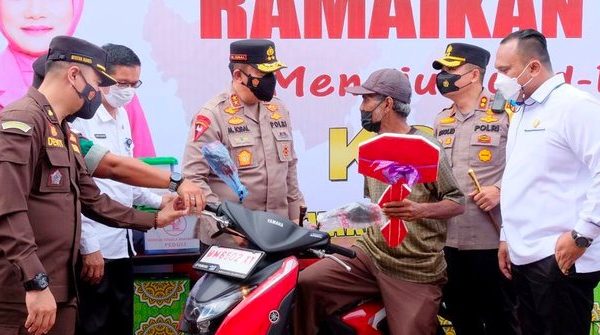 kunker ke dumai kapolda riau beri hadiah sepeda motor kepada lansia peserta vaksinasi 7636