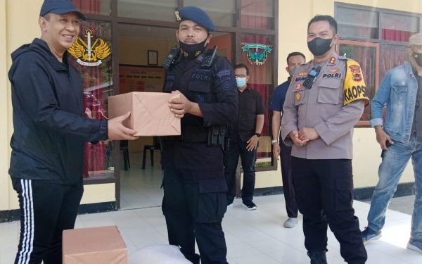 kunker ke kompi 3 yon b pelopor satbrimob kapolda jambi beri bingkisan kepada personel 18241