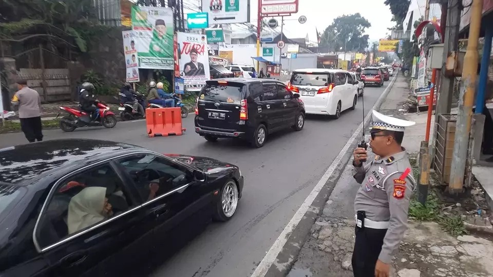 kurangi lonjakan kendaraan polisi terapkan buka tutup urai kecamatan di lembang 68017
