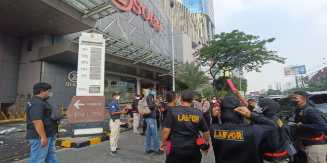 labfor polda jatim conducts investigation to the fire of tunjungan plaza 45971