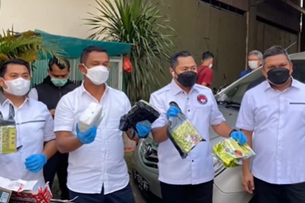 lakukan perlawanan saat akan ditangkap polisi ambil tindakan tegas dan terukur terhadap 2 bandar narkoba 22710