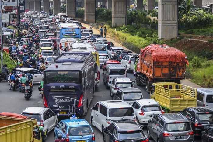 lalin puncak bogor padat polisi berlakukan oneway arah jakarta 62251