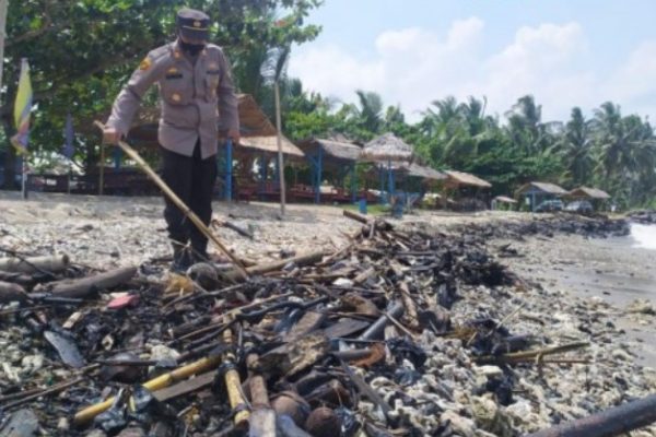 lampung coastal waste pollution handled by indonesian national police headquarters 43281