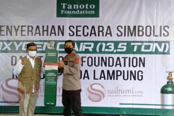 lampung regional police chief receives 13 5 tons of liquid oxygen assistance 41184