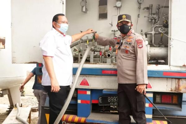 lampung regional police distribute free oxygen to people in need 41137