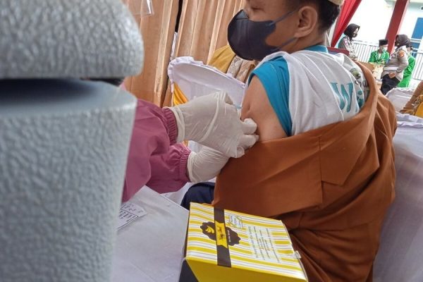lampung regional police holds mass freedom vaccination at madarijul islamic boarding school ulum bandar lampung 42717