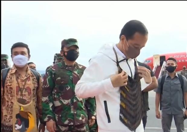 landed in jayapura president jokowi immediately wears noken a characteristic of papua 43050