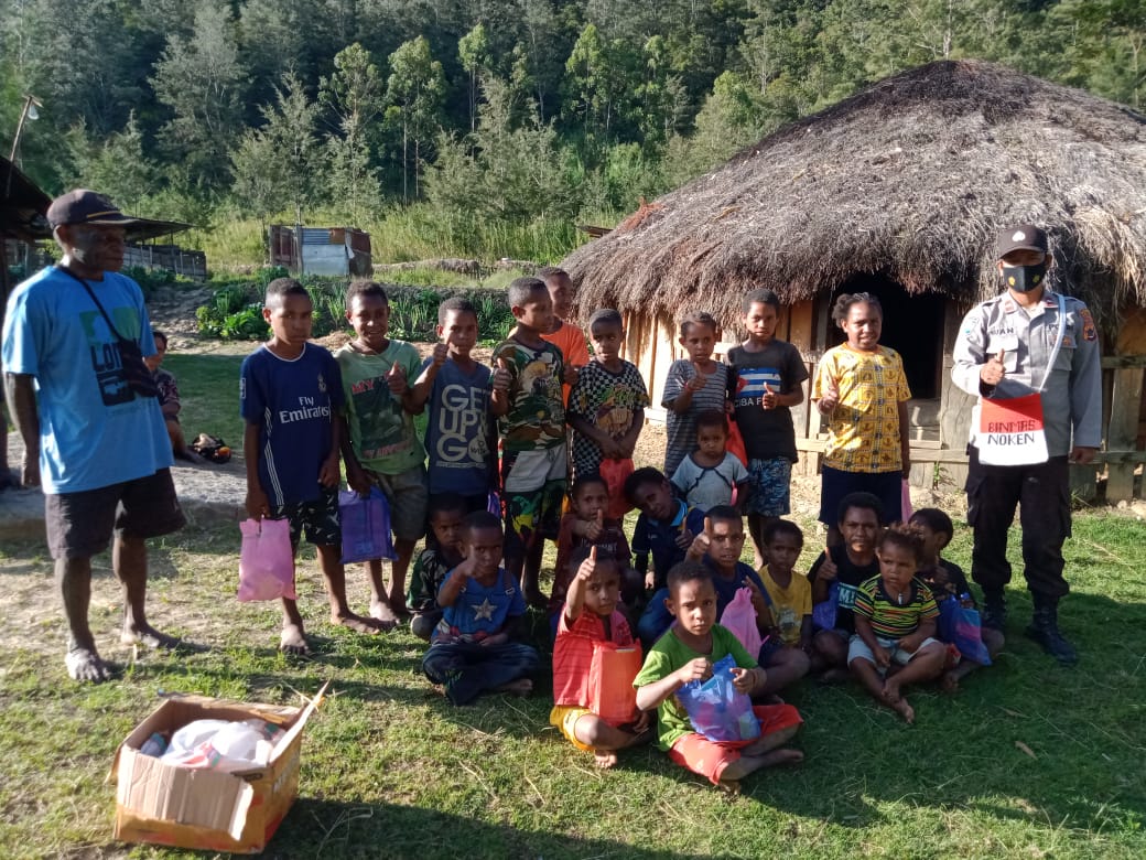 lanny jayas children play while learning with noken lanny jaya community and society development 43353